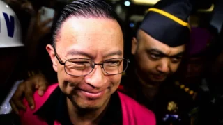 Tom Lembong Saat Berjalan Mengenakan Rompi Tahanan Usai Ditetapkan Sebagai Tersangka Kasus Dugaan Korupsi Impor Gula