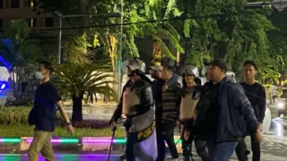 Salah Satu Demonstran Diamankan Oleh Aparat Kepolisian Saat Demo Tolak UU TNI di Surabaya