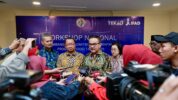 Sekretaris Daerah Provinsi Sulawesi Selatan, Jufri Rahman, mendampingi Sekretaris Jenderal Kementerian Desa, Pembangunan Daerah Tertinggal, dan Transmigrasi (Kemendes PDT), Taufik Madjid, dalam pembukaan Workshop Nasional Pembangunan Komitmen Pemerintah Sasaran Program Transformasi Ekonomi Kampung Terpadu (TEKAD) Tahun 2025 di Hotel Aryaduta Makassar, Jumat, (29/8/2025).