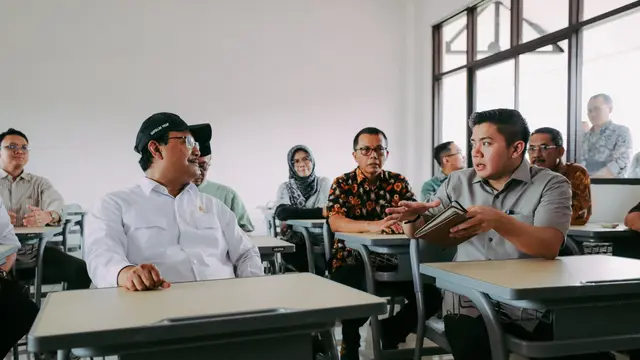 Sekretaris Kabinet (Seskab), Teddy Indra Wijaya Bersama Menteri Sosial, Saifullah Yusuf (Gus Iful) Saat Meninjau Rencana Lokasi Rakyat di Sentra Terpadu Pangudi Luhur (STPL) Bekasi, Jawa Barat, Sabtu (8/3/2025).