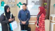 GM PLN UID Sulselrabar Edyansyah Tengah Melayani Langsung dan Menyapa Pelanggan di PLN ULP Mattoanging Kota Makassar Dalam Rangka Hari Pelanggan Nasional 2025