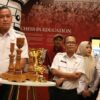 Wali Kota Bekasi, Tri Adhianto Saat Berkunjung ke Museum Catur Utut Adianto